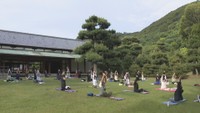 栗林公園で日曜早朝のヨガ教室始まる　朝陽浴びてリフレッシュ　高松市