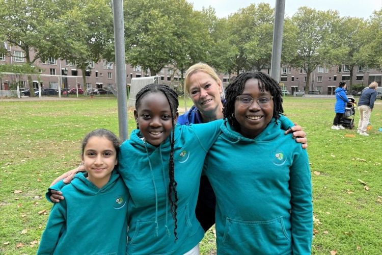 ピースアブルスクールは、学校から地域の活動に広がっている。「ピースアブルコミュニティ」として、地域のイベントを中心になって企画した子どもたちと地域のケースワーカー=2025年9月、オランダ・ハーグ、秋山訓子撮影