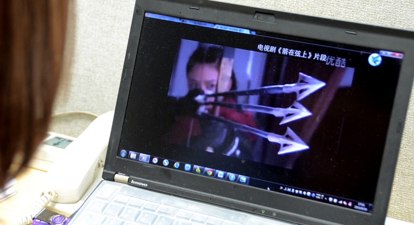 中国の動画サイトで紹介された抗日ドラマの一場面。怪盗のような衣装に身を包んだ女性が、３本の矢を同時に放って日本軍を打ち倒す＝北京
撮影場所（ニュース用）	北京
発行日	2013年06月20日	朝刊	２外報	１４△		掲載
発行日	東京	2013年06月20日	朝刊	２外報	１４△		掲載
大阪	2013年06月20日