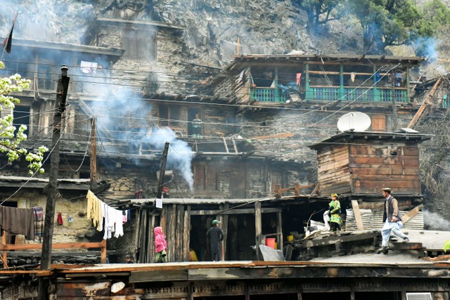 平地が少ないカラーシャの谷では、谷あいに家が重なるようにして並ぶ＝2019年4月16日、パキスタン北西部、乗京真知撮影