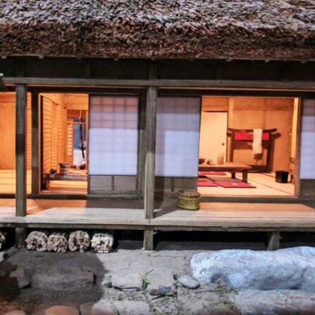 室内は内蔵助の遺品とされる調度品を精巧に再現している