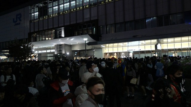 ハロウィーンの岡山駅前に仮装やメイクをした人など多数　トラブルはなし　岡山市