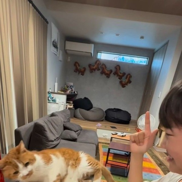 やられた風のダンゴくん…仕方がなくやってる？（「W＊S」さん提供、Instagramよりキャプチャ撮影）