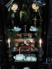 「辰巳の正月」で裏編みのしめ縄が飾られ、箸を刺した豆腐、横に並べた鏡餅をおまつりした仏壇＝香川県観音寺市　ふとんのせいぶ