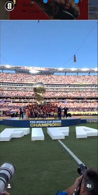 “監督ポジション”にいるトランプ氏に端に移動するよう促すインティファーノ会長（右側の2人）＝ワールドカップの公式インスタグラム＠fifaworldcupより