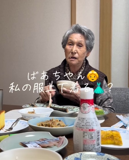 「この服、着てみる？」と聞くと、不思議そうな表情に…（提供：＠ayako_taieさん）
