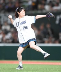 始球式を務めた福谷美乃莉