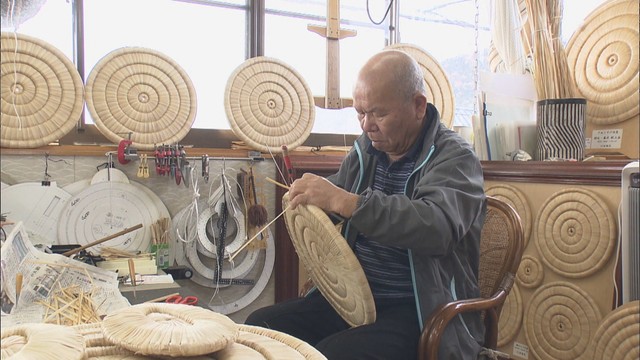 菅円座づくりの様子（2017年撮影）