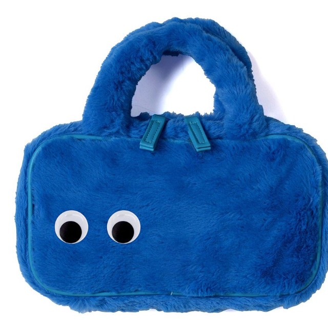 「ミササ ソーイングセット モンスターブルー ファスナーバッグタイプ 13点セット」、もこもこの素材遣いもかわいい（提供：日本紐釦貿易株式会社）