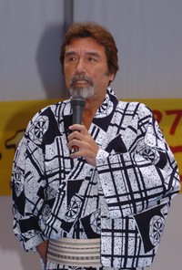 ２００５年８月、映画「釣りバカ日誌１６」の暑気払いイベントに参加した歌手・尾崎紀世彦さん
