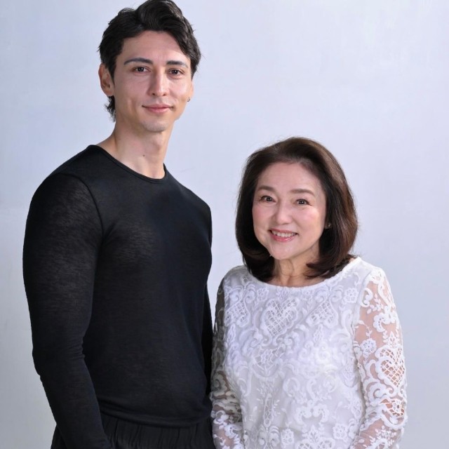 水沢アキさん（右）と息子で俳優のジュリアン・スィーヒさん（水沢アキさんのインスタグラムから）