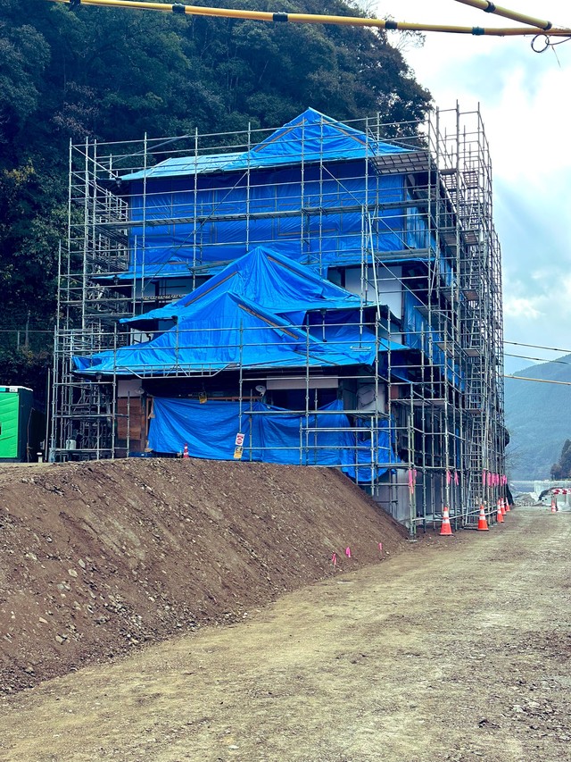 木造3階建がジャッキアップされ2mのかさ上げが施された