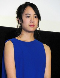 主演デビュー作の舞台あいさつに臨んだ石橋静河＝2017年