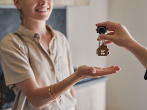 贈与登記の基礎知識　必要書類や費用、手順や税金について司法書士が解説