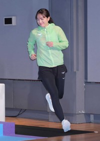 走って登場した清野菜名＝2025年