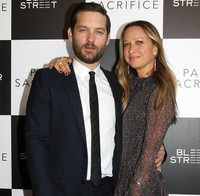 トビー・マグワイア（左）とジェニファー・メイヤー