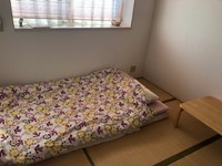 女性が、しばらく暮らした部屋。「まさか泊めてもらえるとは、全然思ってなかった」と笑う＝神戸市北区