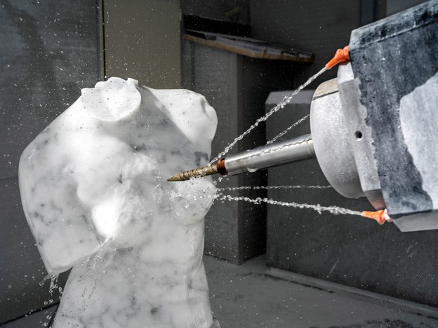 もうミケランジェロはいらない」 ロボットが造る彫刻、芸術か否か