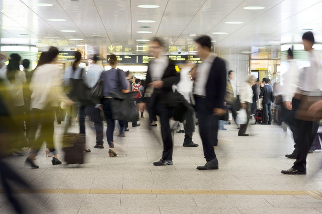 「駅で一番困るのは「乗り換えや出口・トイレなどの案内表示が不十分なとき」が最多　※画像はイメージです（oka/stock.adobe.com）