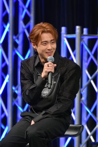 トークタイムで笑顔を見せるチョ・ビョンギュ（©fanphoto）