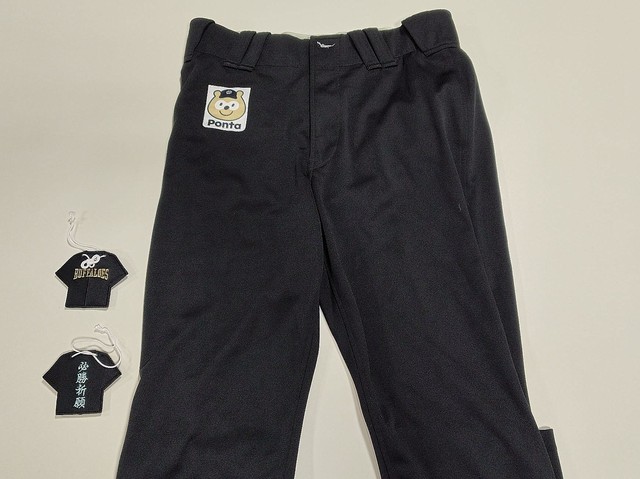 ユニフォームパンツからお守りがつくられる