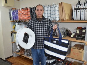 捨てられる消防ホース、バッグに生まれ変わるまで　「アップサイクル　ラボ」の舞台裏