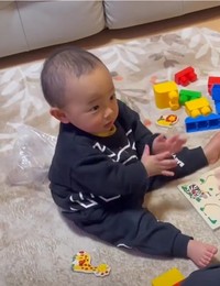 1歳の頃のひなたくん。♪もしもし亀よ 亀さんよ～の歌に合わせて手拍子しているところ（hitoshitomimotoさんInstagramよりスクリーンショット）