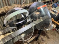 フェイスガード新旧。右が以前のもの、左が軽量化されたミドリ安全のMB-75（田中祐士さん提供）
