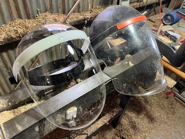 フェイスガード新旧。右が以前のもの、左が軽量化されたミドリ安全のMB-75（田中祐士さん提供）