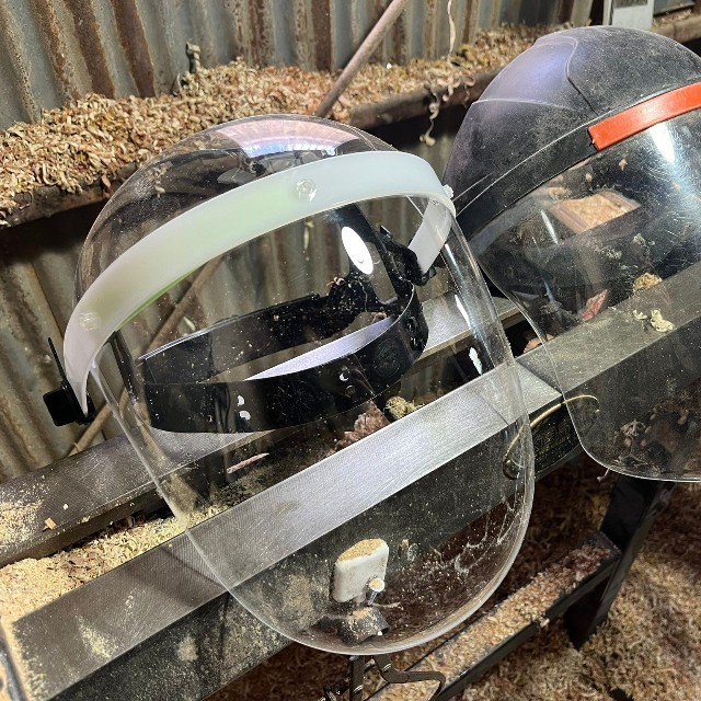 フェイスガード新旧。右が以前のもの、左が軽量化されたミドリ安全のMB-75（田中祐士さん提供）