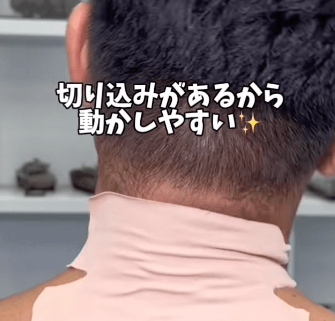 首への湿布の貼り方：自衛隊東京地方協力本部　公式インスタグラム