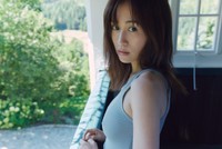 前田敦子写真集公式X（@atsuko_book）より