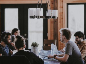 会議で敵を作った私は、「大人」として薄気味悪い小芝居を始めた