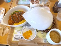 『畑のレストラン ジャイアンとカツ丼』。ふわとろ卵の上に、さっくり揚げたてカツがのっています（画像提供：矢野トシノリさん）