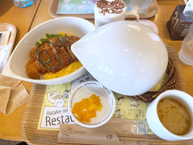 『畑のレストラン ジャイアンとカツ丼』。ふわとろ卵の上に、さっくり揚げたてカツがのっています（画像提供：矢野トシノリさん）