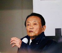 大阪市内で街頭演説する自民党の麻生太郎副総裁