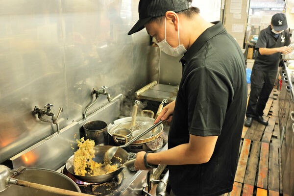 手際よくチャーハンを炒める横滝さん。パラパラの仕上がりはプロならでは