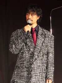 ラメ入りのジャケットでをはおり登場した斎藤工