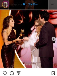 メリル・ストリープからグラミー賞のトロフィーを受け取るマイリー・サイラス＝マイリー・サイラスのインスタグラム＠mileycyrusより