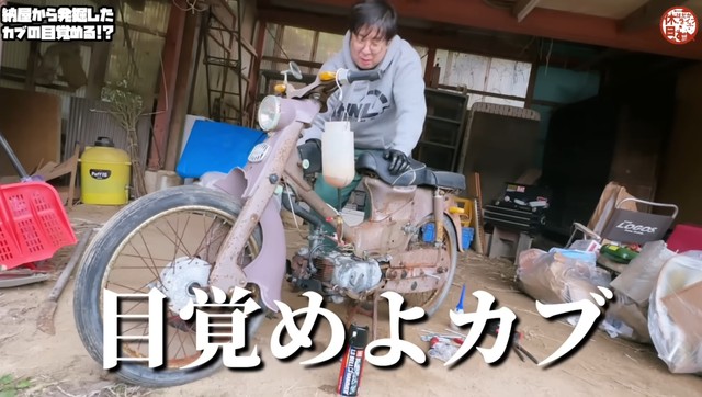 その後もキックを続けると…／YouTubeチャンネル「休日はだかライフ（holiday naked life）」（@holidaynakedlife）提供