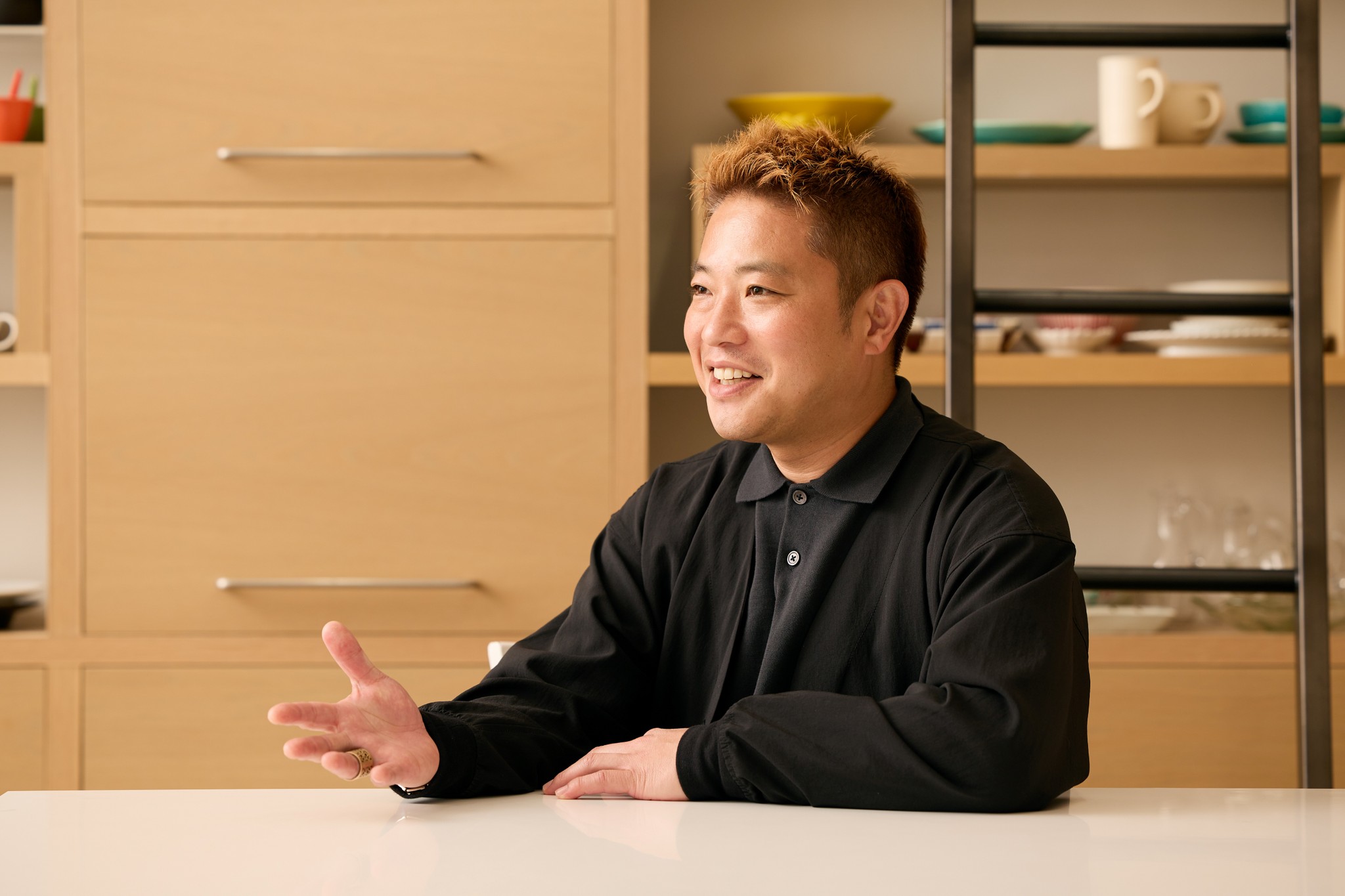 コノスル「オーガニックシリーズ」のおいしさについて語る料理家の栗原心平さん