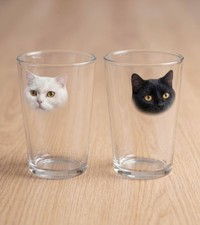 猫の顔部分がプリントされたグラス ※いしかわかずやさん提供