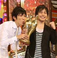 「M-1グランプリ2008」で優勝し、トロフィーにキスをするNON STYLE・石田明。右は相方・井上裕介＝2008年12月21日撮影