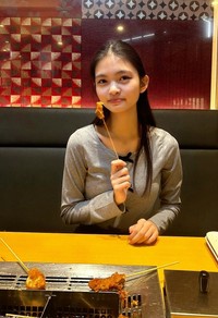 “浪速っ娘”のソウルフードは串カツ。大阪のお気に入り店が東京に出店し、友人と訪れた名城莉奈