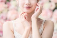 憧れの芸能人と同じコスメを使ってみたい※画像はイメージです（maru54/stock.adobe.com/）