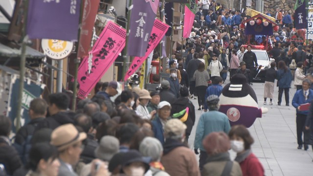 四国こんぴら歌舞伎「お練り」に大勢の見物客　10日開幕　香川・琴平町