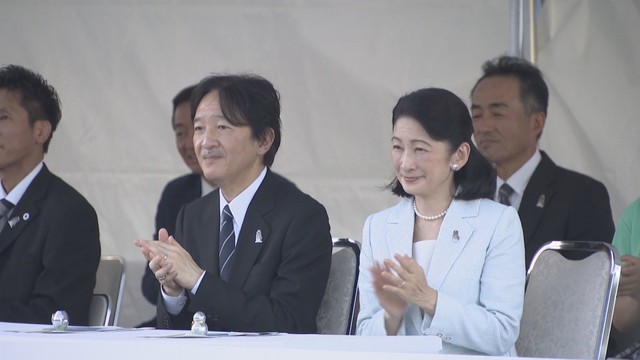 パレードをご覧になる秋篠宮ご夫妻　高松市玉藻町　26日