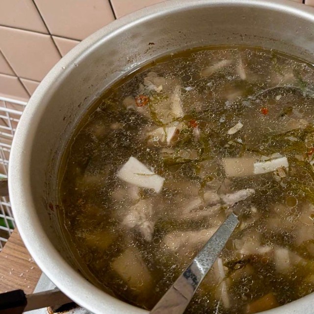 ヤマドリのスープにニンニク、唐辛子で香り付けした油でエリンギを炒めスープを加えてから水で軽く戻した能登半島の海苔をスープに！（提供：そらさん）