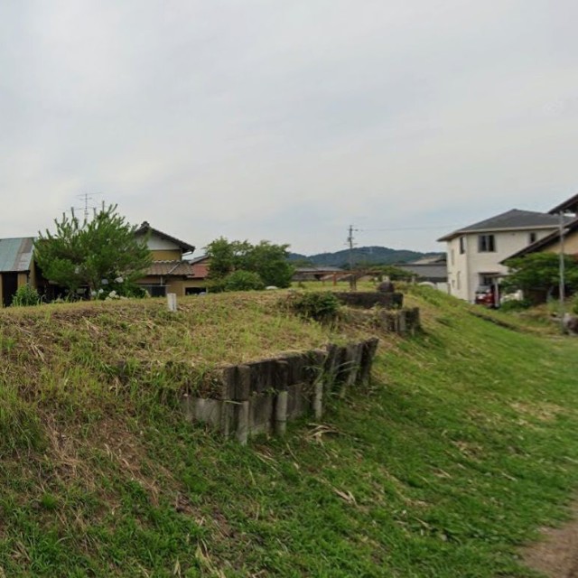 盛り上がっている部分が廃線跡（Googleマップから引用）