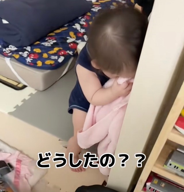 壁にもたれていじけるみれいちゃん。パパに気づくと…？（提供：@rayray_comさん）